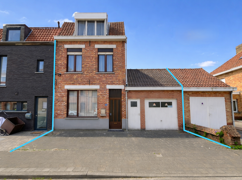 Deze te renoveren woning is gelegen in een gegeerde omgeving in Sint-Michiels: op een strategische ligging nabij alle voorzieningen en in een rustige