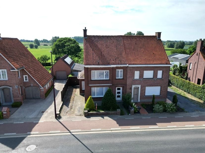 VANAFPRIJS 195.000 EURO<br />
<br />
Deze charmante halfopen woning geniet van een uitstekende ligging in Moorslede, op wandelafstand van het sportcen
