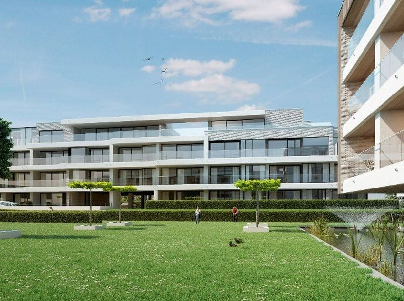 Het appartement is gelegen op de eerste verdieping en werd op plan ingedeeld als volgt:<br />
Open ingerichte keuken in leefruimte palend aan het over