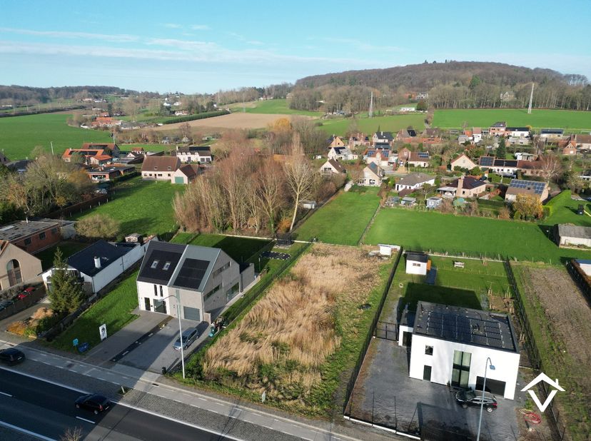 In het pittoreske stadje Ronse is een prachtig stuk grond te koop met een perceeloppervlakte van 1243 m². Deze ruime grond biedt een scala aan mogelij