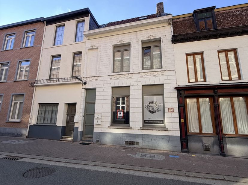 VERNIEUWDE  KANTOORRUIMTE CENTRAAL GELEGEN IN ZIJSTRAAT HANDELSCENTRUM, SCHUINSOVER DE AZorg-KLINIEK TE GERAARDSBERGEN. Aparte toegang in vergunde opb