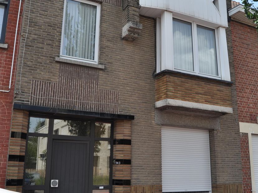 Uit de hand te koop!<br />
Te renoveren ruime stadswoning met  ommuurde diepe stadstuin!!!! <br />
Veel renovatie opties.<br />
<br />
Architecturale