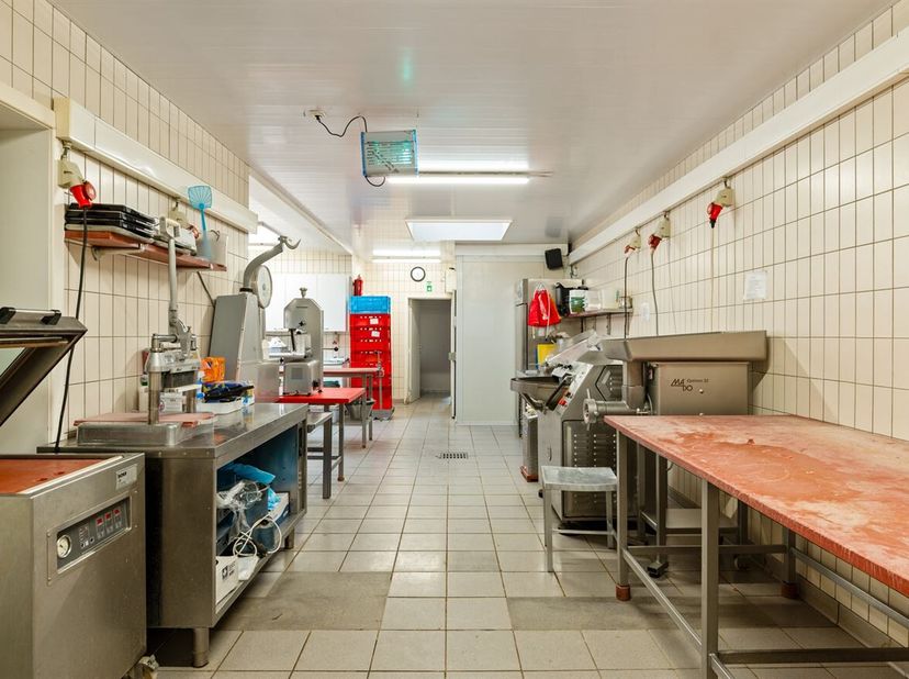 Ruim commercieel gelijkvloers met duplexappartement, tuin en magazijn op toplocatie!<br />
Ligging: Lichtrijk handelshuis op toplocatie in het centrum