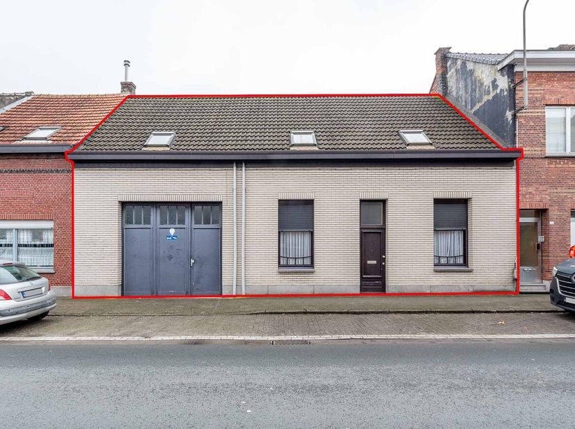 ZEER RUIME, OP TE FRISSEN WONING -<br />
<br />
Omvat op het gelijkvloers een hall, living, eetkamer, keuken, badkamer met wc en douche, 1 slaapkamer