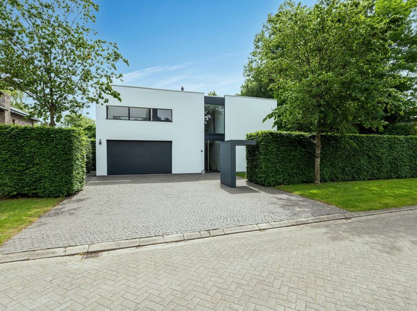 Exclusieve villa met zwembad op een uitzonderlijk perceel in een rustige woonomgeving te Malle<br />
In een bijzonder rustige en groene omgeving van M