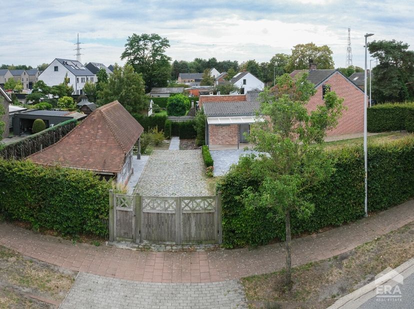 CHARMANTE, INSTAPKLARE WONING MET 2 SLAAPKAMERS EN KNAP BIJGEBOUW IN PELT! In een rustige en kindvriendelijke omgeving in Pelt vinden we deze verzorgd