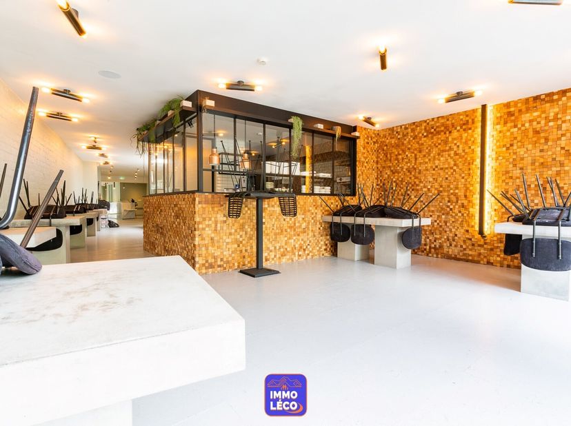 On vous propose à la vente cette surface commerciale entièrement rénovée, située dans le centre-ville de Mouscron, dans la petite rue, à quelques pas