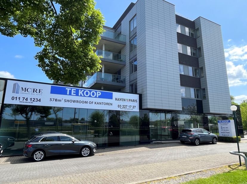 Op een absolute zichtlocatie langs de Herkenrodesingel in Hasselt, op de hoek met de Kuringersteenweg en de Grote Ring, bevindt zich dit instapklare b