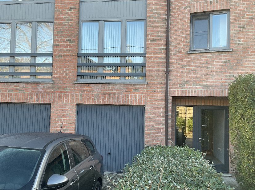 Gelegen in het groene en geliefde Zoersel, biedt dit appartement de perfecte combinatie van rustig wonen en een uitstekende bereikbaarheid. Zoersel, e