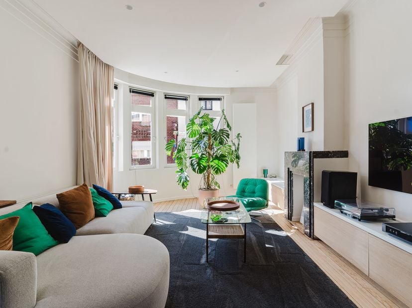 LIGGING<br />
Deze prachtige art-deco burgerwoning neemt een bijzondere plek in op de hoek van de Koersenstraat. Een charmante ligging in een levendig