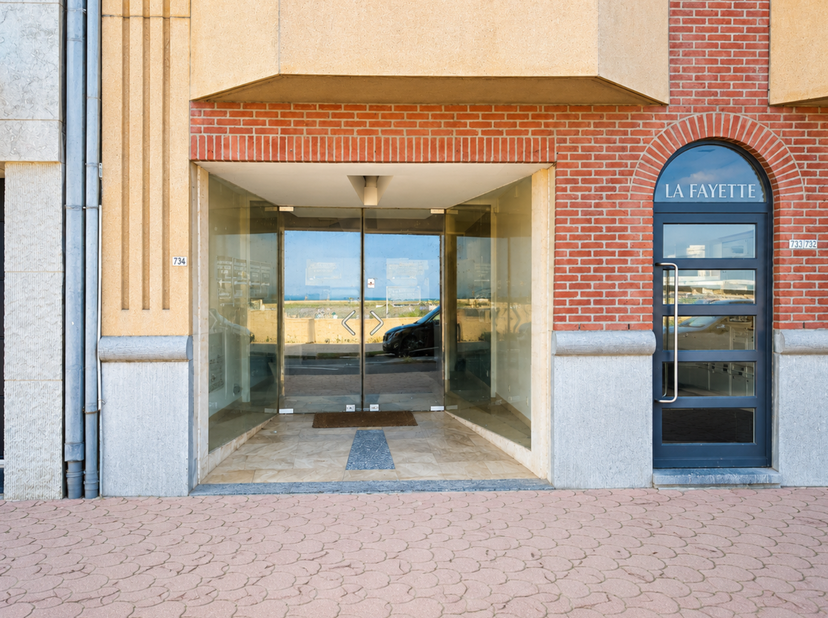 Op een bijzonder gegeerde locatie aan de Zeedijk in het Zoute bevindt zich dit commercieel pand met een oppervlakte van 129 m². Dankzij de uitstekende