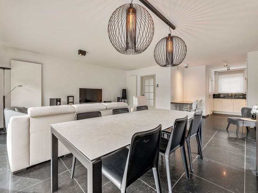 Recente halfopen bebouwing met afgesloten carport te koop in Lauwe<br />
Je betreedt de woning via de inkomhal met gastentoilet en handige ingebouwde