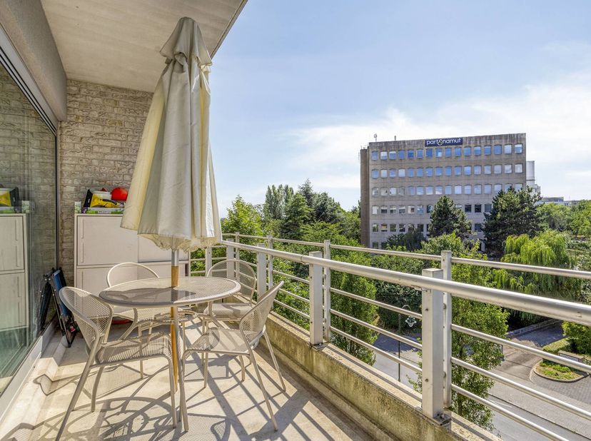 Lichtrijk 2-slaapkamerappartement in Sint-Jans-Molenbeek<br />
Gelegen aan de Tamariskenlaan 41. <br />
<br />
Dit appartement verwelkomt je met een o