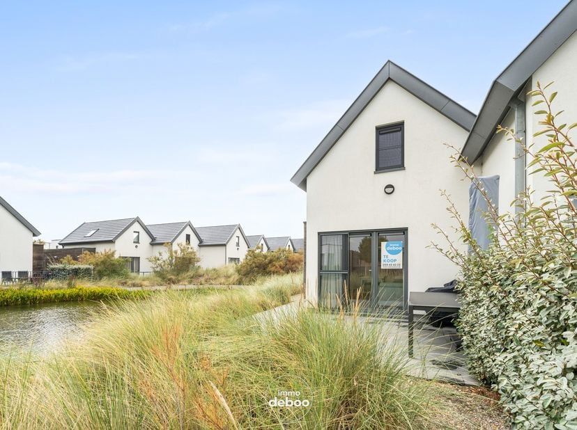 Deze charmante woning is gelegen in het park Kerlinga in Bredene, op slechts 500 meter van het strand. Het huis geniet van een prachtige en rustige li
