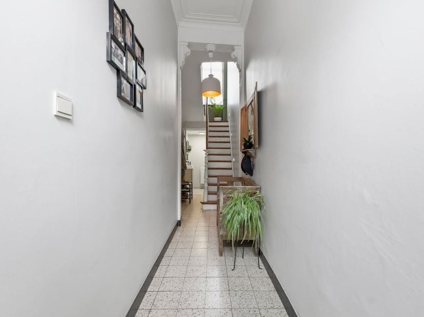 Gelegen aan de Statiestraat 30 in Diest, bevindt deze charmante gezinswoning zich op een interessante locatie. Diest is een bruisende en historische s