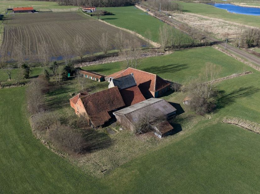 Ferme à rénover avec dépendances sur 30,680sqm.<br />
<br />
<br />
La ferme est classée comme zone agricole de valeur panoramique et est répertori