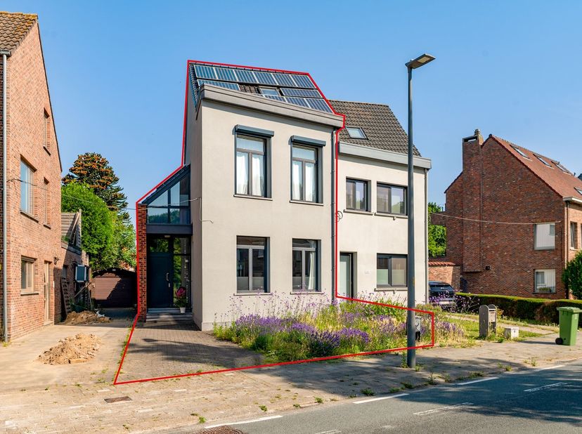 Knappe halfopen bebouwing voorzien van 4 slaapkamers, dubbele garage/magazijn en aangelegde tuin op ruim perceel (303m²) biedt tal van mogelijkheden v