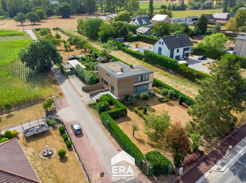 Gelegen in het groene Maasmechelen geniet deze woning van een rustige ligging, omringd door natuur en toch verrassend centraal. Dankzij de nabijheid v
