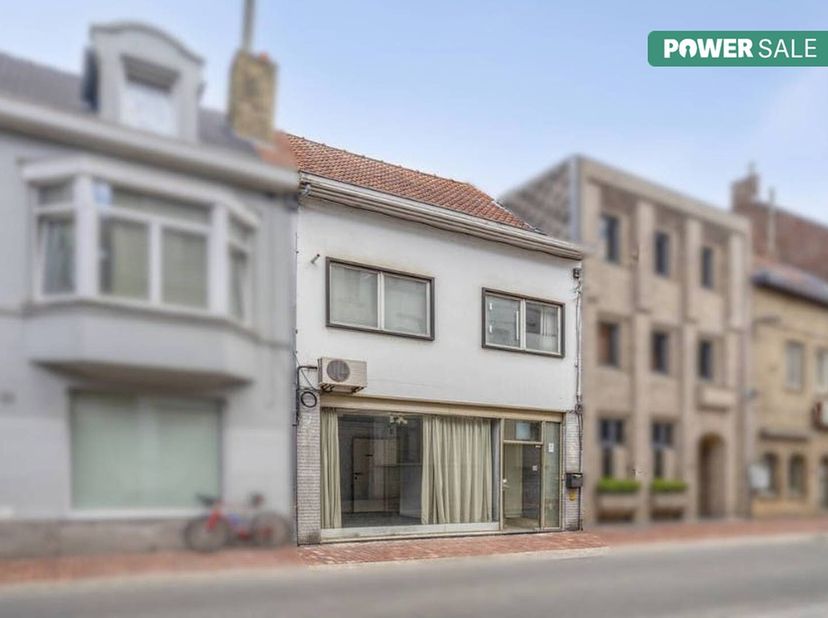 Deze eigendom wordt aangeboden via Power-sale. De vermelde prijs is een instelprijs.<br />
<br />
In het bruisende hart van Roeselare vinden we deze t