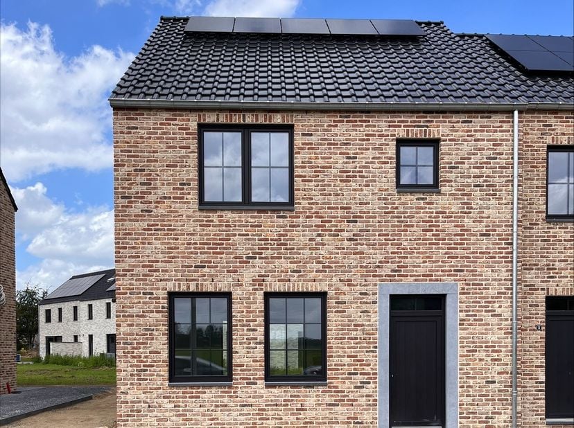 Deze halfopen nieuwbouwwoning is gelegen in het centrum van Kinrooi in een groene omgeving maar toch dicht bij winkels, scholen en openbaar vervoer me