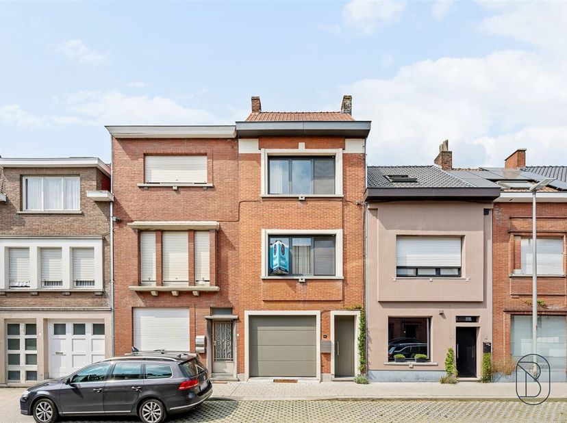 Vous recherchez une maison prête à emménager, spacieuse et confortable ? Cette maison familiale récemment rénovée allie un agencement bien pensé à des