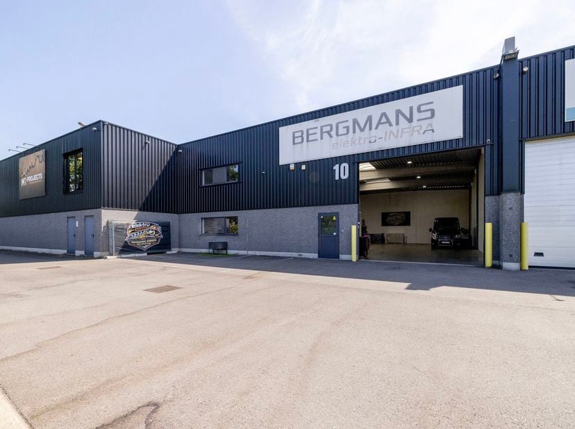 KMO unit van 396m² gelijkvloers en 67m² verdieping.<br />
Buiten het je 6 privatieve parkeerplaatsen.<br />
Indeling:<br />
Gelijkvloers:<br />
- Maga