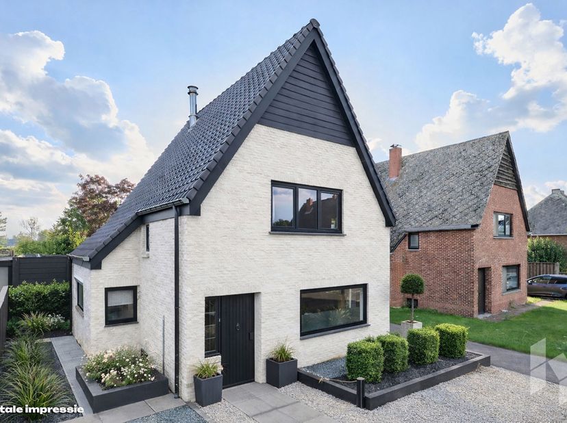 Rustig gelegen woning (174 m²) met 4 slaapkamers gelegen op een zuidelijk georiënteerd perceel van 560 m² in een doodlopende straat.<br />
INDELING:<b