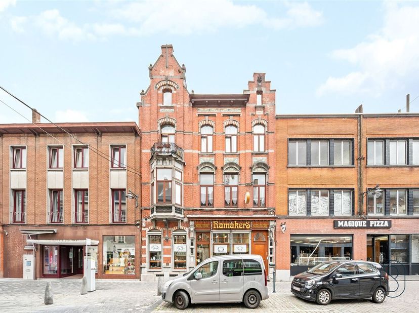 Cet immeuble d'investissement est idéalement situé , proche de toutes les commodités : gare, commerce, centre ville, écoles, gare... et permet un rend
