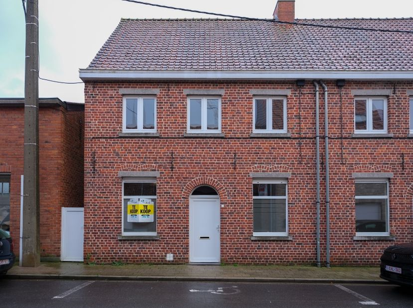 Moorslede-centrum. Gezellige te renoveren rijwoning met koer als starter of als investering. 4 slaapkamers. &amp;nbsp;Te koop via het opbod systeem van CO