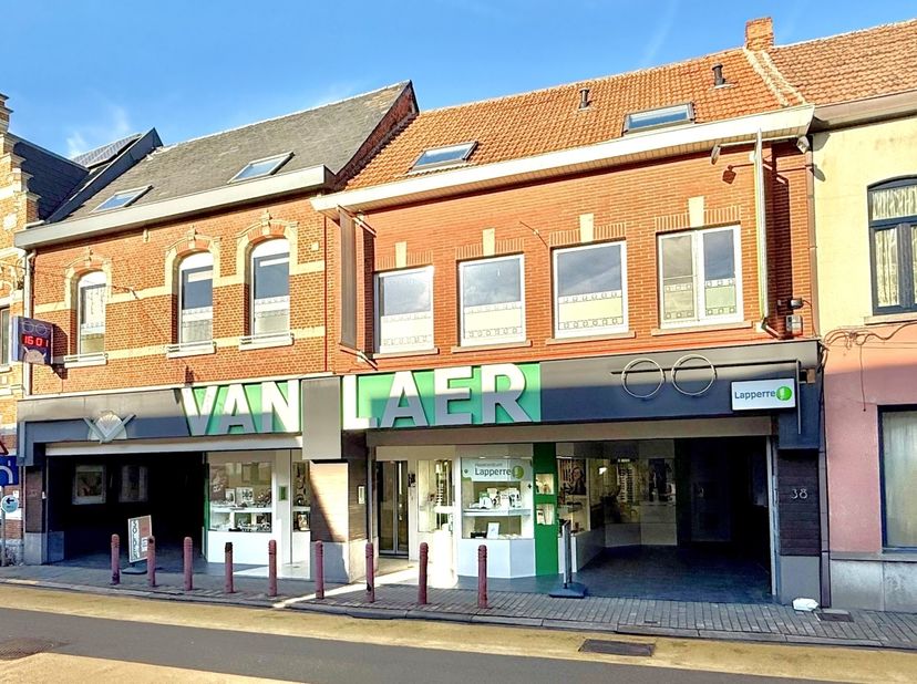Ruim handelspand (220 m²) met 2 duplex-appartementen (163m² en 126m²) op grond van 1110m². Totale benutbare oppervlakte 510m².<br />
Toplocatie in he