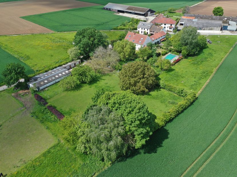 Génération Immo vous propose cet ensemble immobilier particulièrement rare, implanté sur un terrain de 64 ares 10 centiares avec une surface habitable