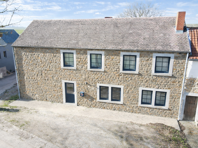 Située à Natoye (Lez-Fontaine), sur une parcelle de 5 ares 82 centiares, cette maison 3 façades à rafraîchir bénéficie d’une localisation idéale, à pr