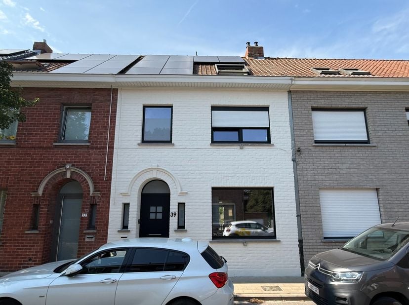 Op een rustige en centrale ligging in Zwevegem bevindt zich deze instapklare gezinswoning, waar comfort, energiezuinigheid en een praktische indeling
