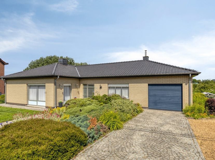 Nabij het dorp, school, openbaar vervoer, .... bevindt zich deze zeer goed gelegen VERZORGDE op te frissen VRIJSTAANDE BUNGALOW gelegen op een totale