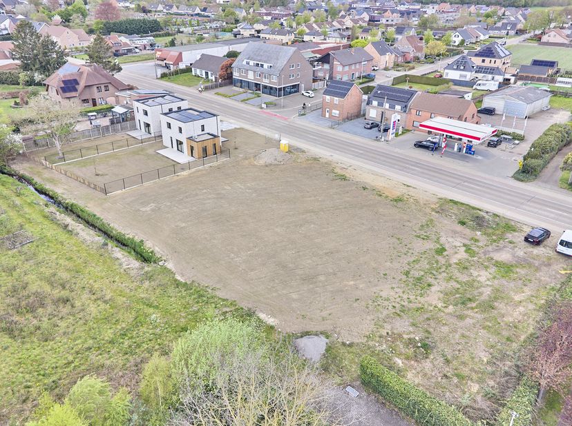 Nieuwe verkaveling in Neeroeteren aan de voormalige Melkerij bestaande uit 2 woningen op grote percelen, 3 ruime bouwgronden met vergunde plannen en a