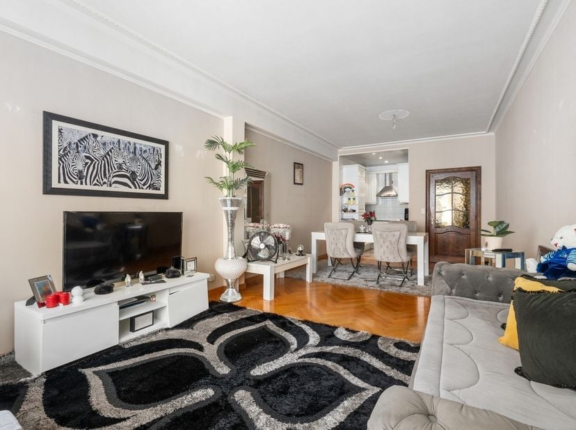 Appartement centraal gelegen met ondergrondse staanplaats<br />
Ontdek dit instapklare appartement van 66 m² met auto staanplaats. Dankzij de uitstek
