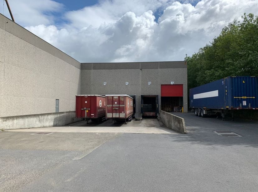 Fantastisch gelegen opslagruimte van 2.177 m² te huur op industriezone Doornik-West , op amper 1 min. rijafstand (650 m) van de E403 op- en afrit Marq