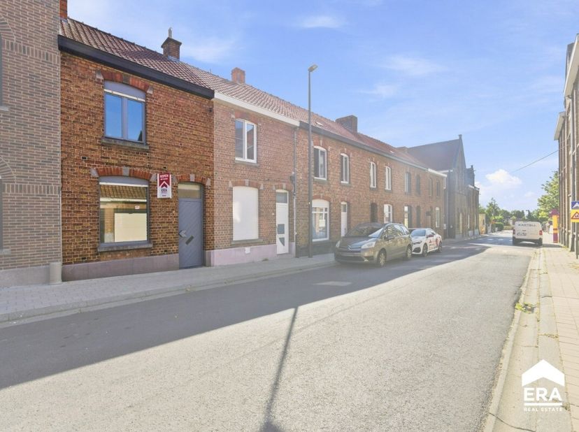 [[ DIT PAND NEEMT DEEL AAN DE ERA OPEN HUIZEN DAG OP 19/9 VAN 13:00 TOT 14:00 ]] Gezellige woning met 3 slaapkamers, tuin en garage op een rustige loc