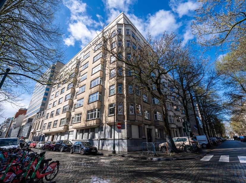 BRUSSEL, Europese Wijk – Karaktervol APPARTEMENT met adembenemend uitzicht op het Frère Orbanplein met GARAGEBOX (OPTION +€50.000). Ideaal gelegen in