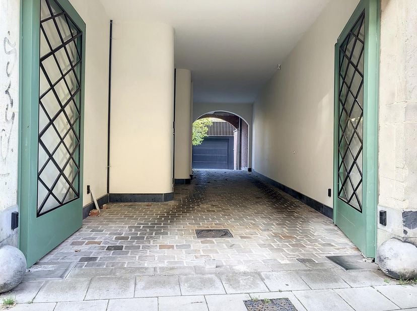 In het centrum van Gent, vlak bij de Kouter en de invalswegen, is een dubbele parkeerplaats te huur. De garage ligt in de Kortrijksepoortstraat en is