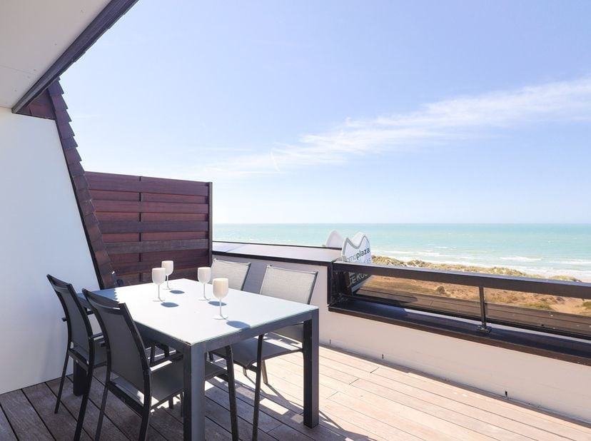 Deze recent gerenoveerde penthouse combineert een frisse, moderne uitstraling met veel lichtinval en een prachtig uitzicht op het strand en de zee.<br