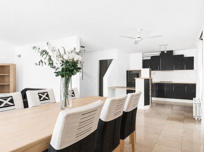 Ruim en lichtrijk appartement met een uitstekende bereikbaarheid en gunstige ligging.<br />
<br />
Dit appartement bevindt zich op een strategische lo