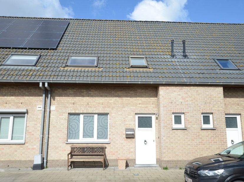 Mooi instapklaar woonhuis met groot zonneterras en uitweg achteraan.<br />
Indeling:<br />
Inkomhall, afzonderlijk toilet, woonkamer, open ingerichte