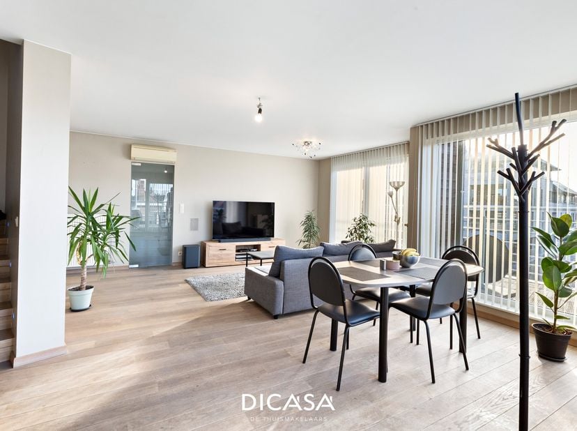 Dit prachtige hoekappartement van 109 m² ligt op slechts enkele minuten van het centrum van Rumbeke.<br />
Het appartement valt op door zijn grote gla