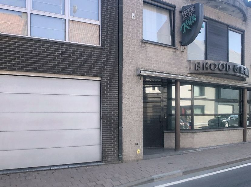 Pal in het centrum van Staden, vinden we dit handelspand, op een totale oppervlakte van ong 400m². <br />
De eigendom bestaat momenteel uit 2 aanpalen