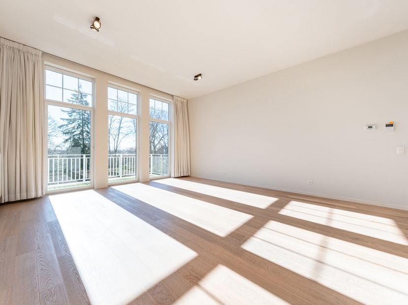 Deze gezellige en lichtrijke penthouse is gelegen in privatief parkdomein Residentie Les Belles. Dankzij de inplanting op tientallen meters van de str