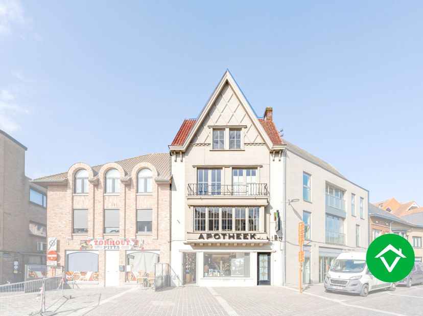 Dit prachtige triplex appartement in het hart van Torhout is een unieke kans voor wie op zoek is naar ruimte en comfort. Met maar liefst 5 slaapkamers