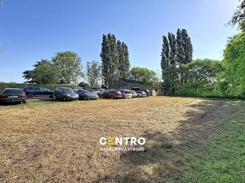 Woning met 5 slpks met opslagruimte (313m2) op een interessant perceel grond van 3.196m2 te Lissewege!<br />
<br />
INDELING:<br />
Gelijkvloers:<br /