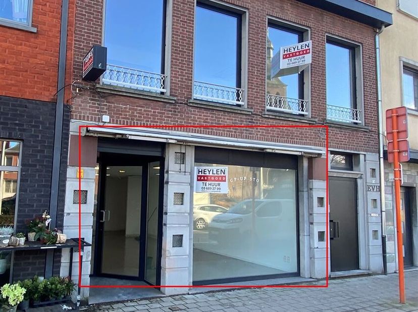 Handelspand gelegen in het hartje van Oostmalle.<br />
Zeer goede ligging met voldoende parkeergelegenheid aan de kerk van Oostmalle.<br />
Onmiddelli