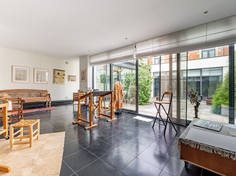 IXELLES – Tussen Place Stéphanie en Porte de Namur, uitzonderlijke ACHTERGEBOUW van 240 m² (3-4 slpk/2-3 badk) met een licht en creatief loftgevoel, b